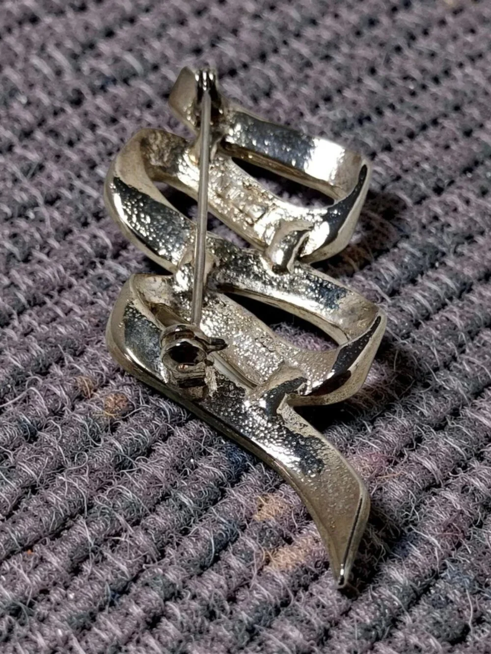 Vintage M Jent Silvertone Ribbon Brooch Pin
